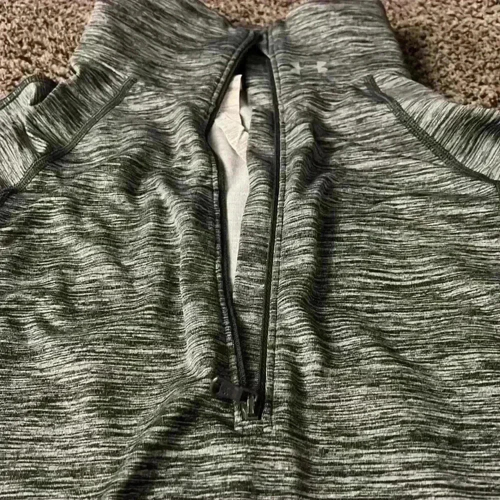Under Armour Cold Gear, long sleeve layering piece. Size small - Picture 6 of 6